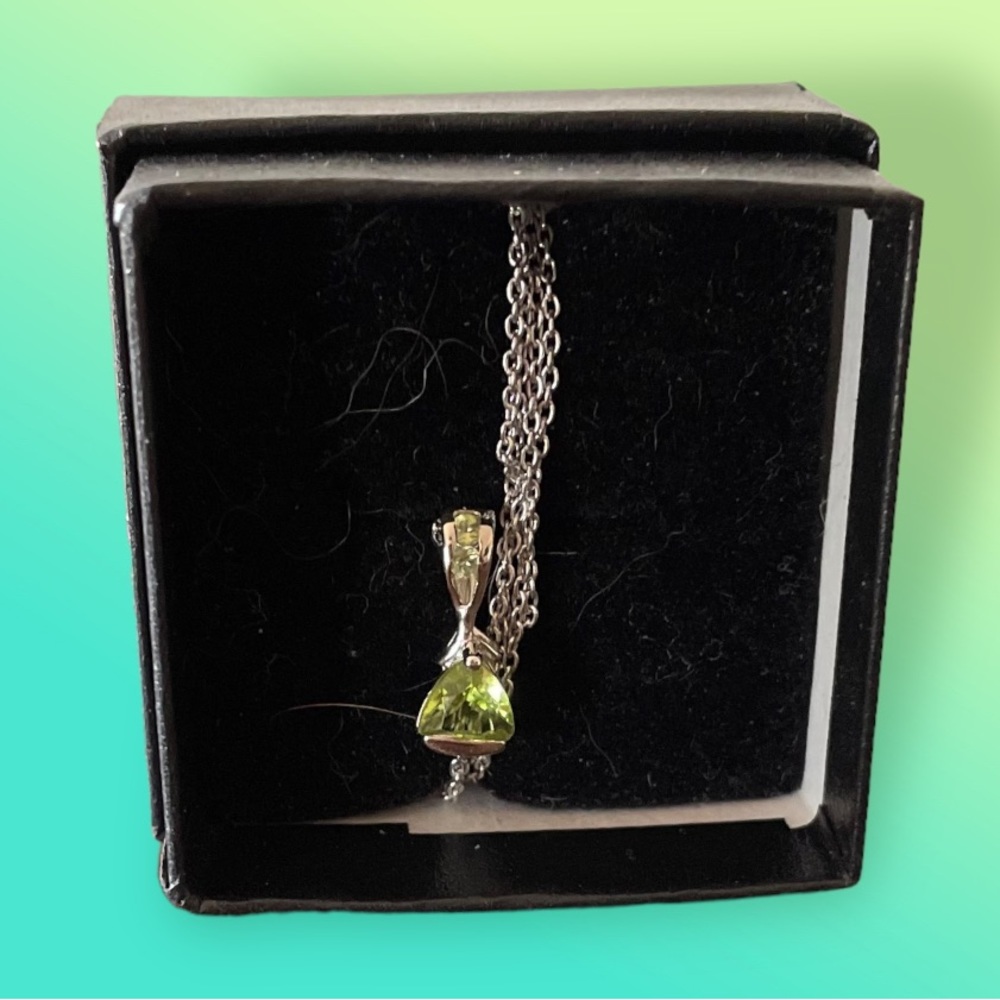 Beautiful Women’s Sterling Silver Peridot 18” (Trillion Cut Designer Necklace) - Picture 3 of 7